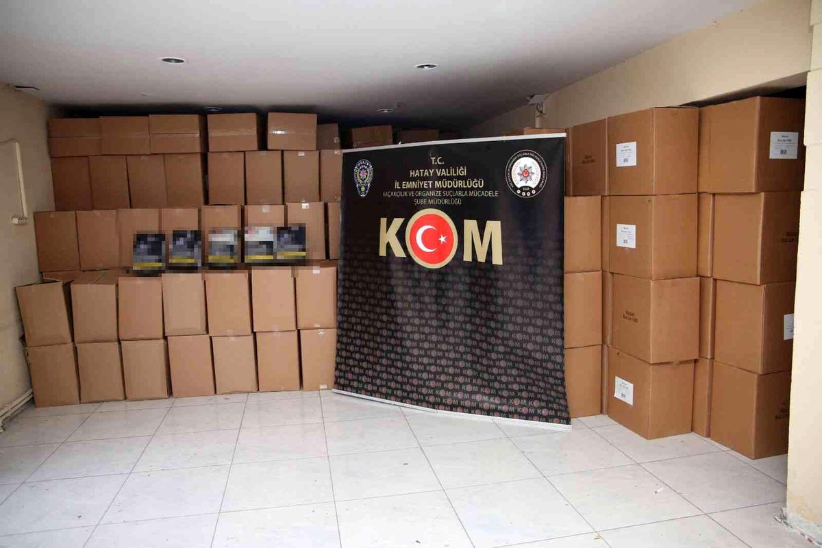 Hatay\'da 8 ton kaçak tütün, 50 bin adet makaron ele geçirildi
