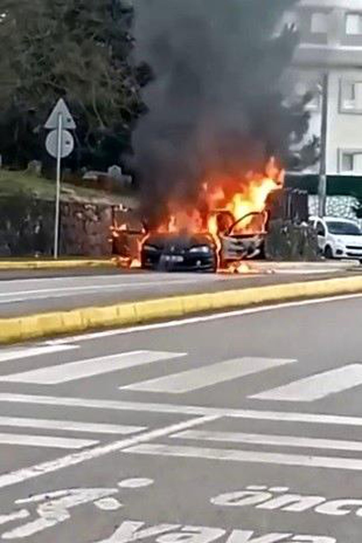 İlkokul önünde park halinde duran otomobil alev alev yandı