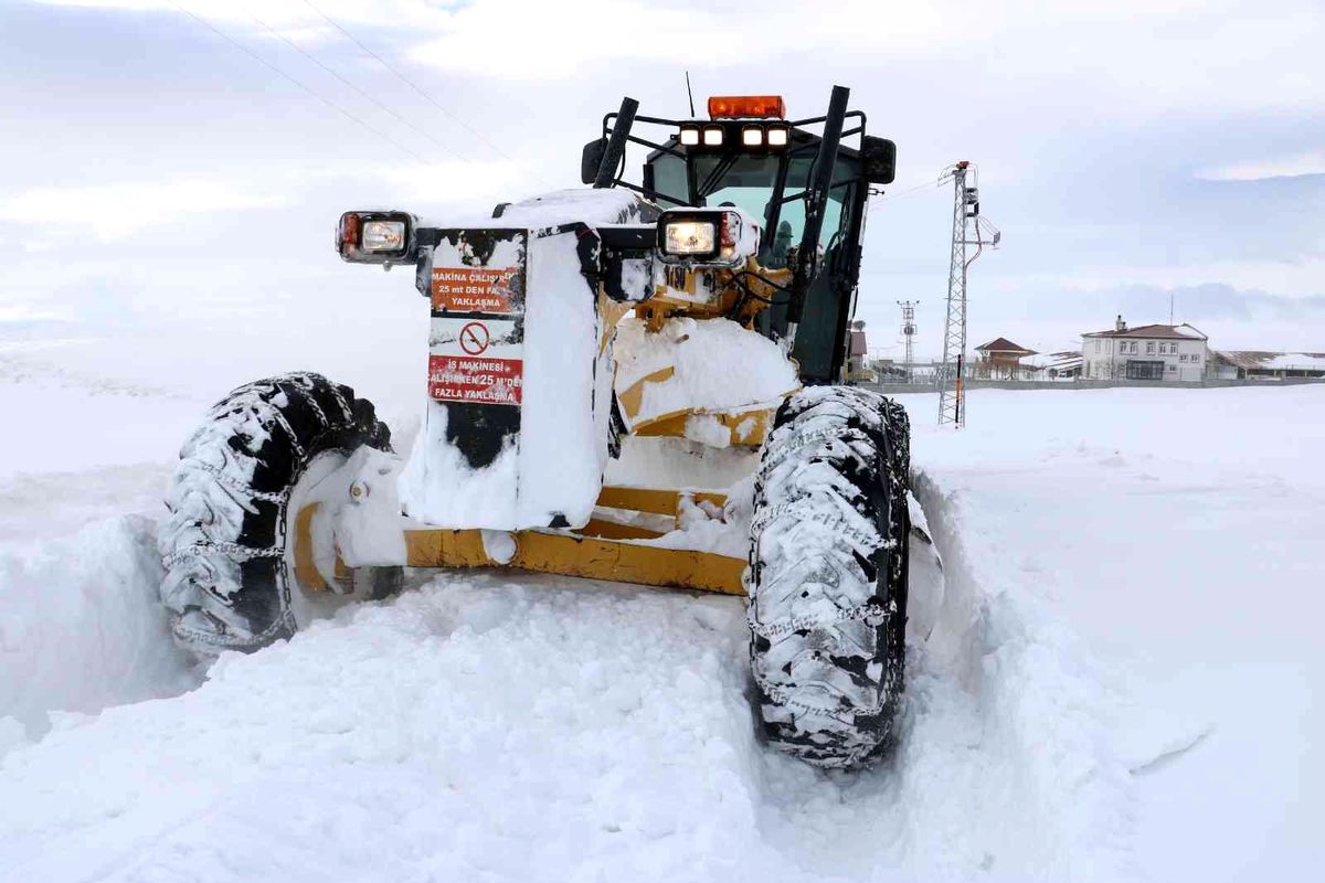 Kar yüzlerce köy yolunu kapattı, ekipler çalışmalarını sürdürüyor