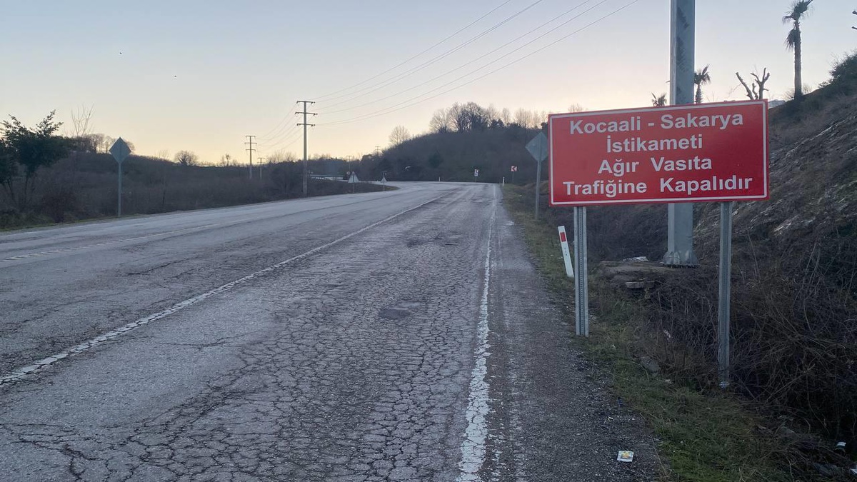 Karadeniz Sahil Yolu\'nun Akçakoca kesimi ağır tonajlı araçların geçişine kapatıldı