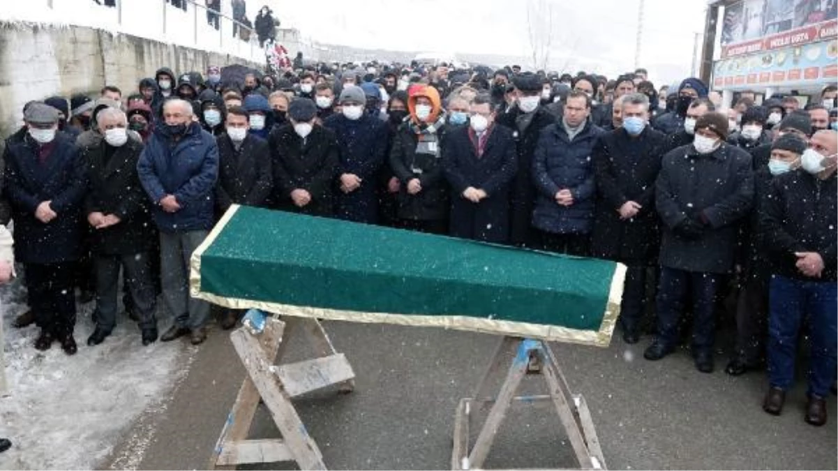 Karadenizli ünlü müzisyen Sait Uçar\'ın cenazesinde büyük ihmal! Tabutun konulduğu tahta sehpa tepki topladı