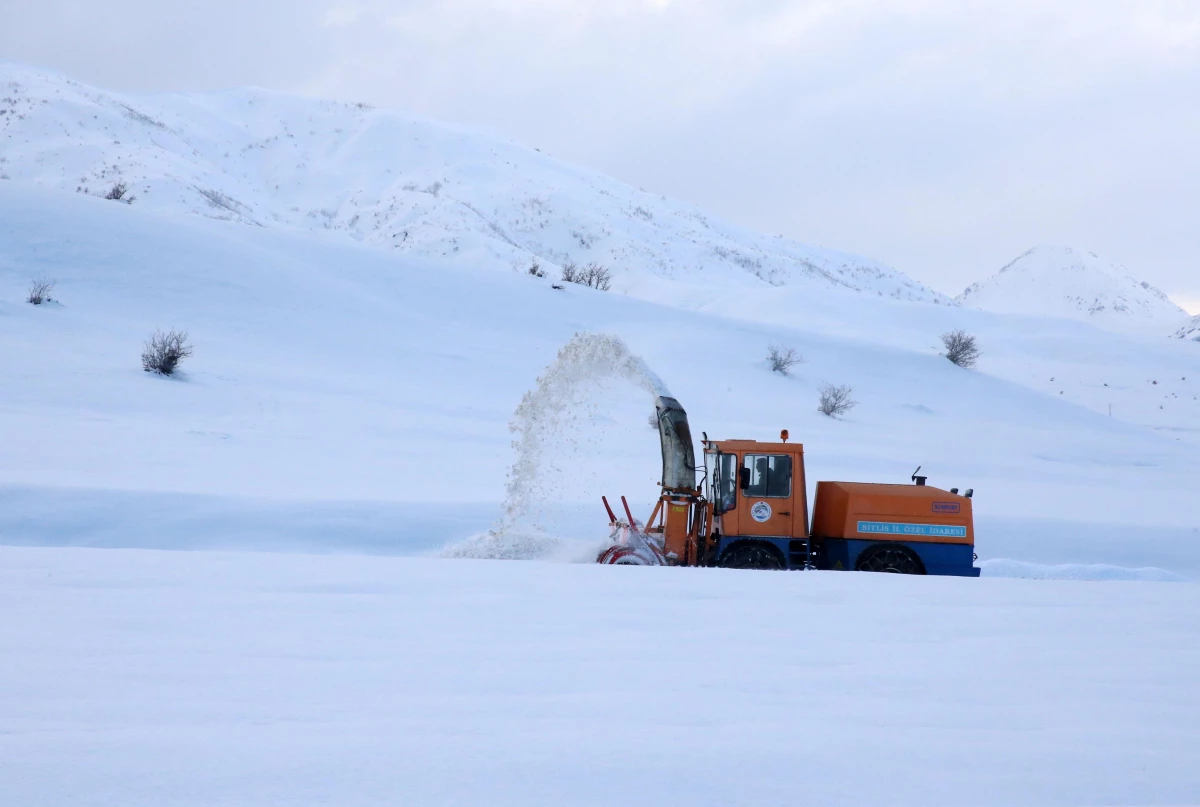 Karla mücadele ekipleri Bitlis\'te kapalı yolları açmak için çaba gösteriyor