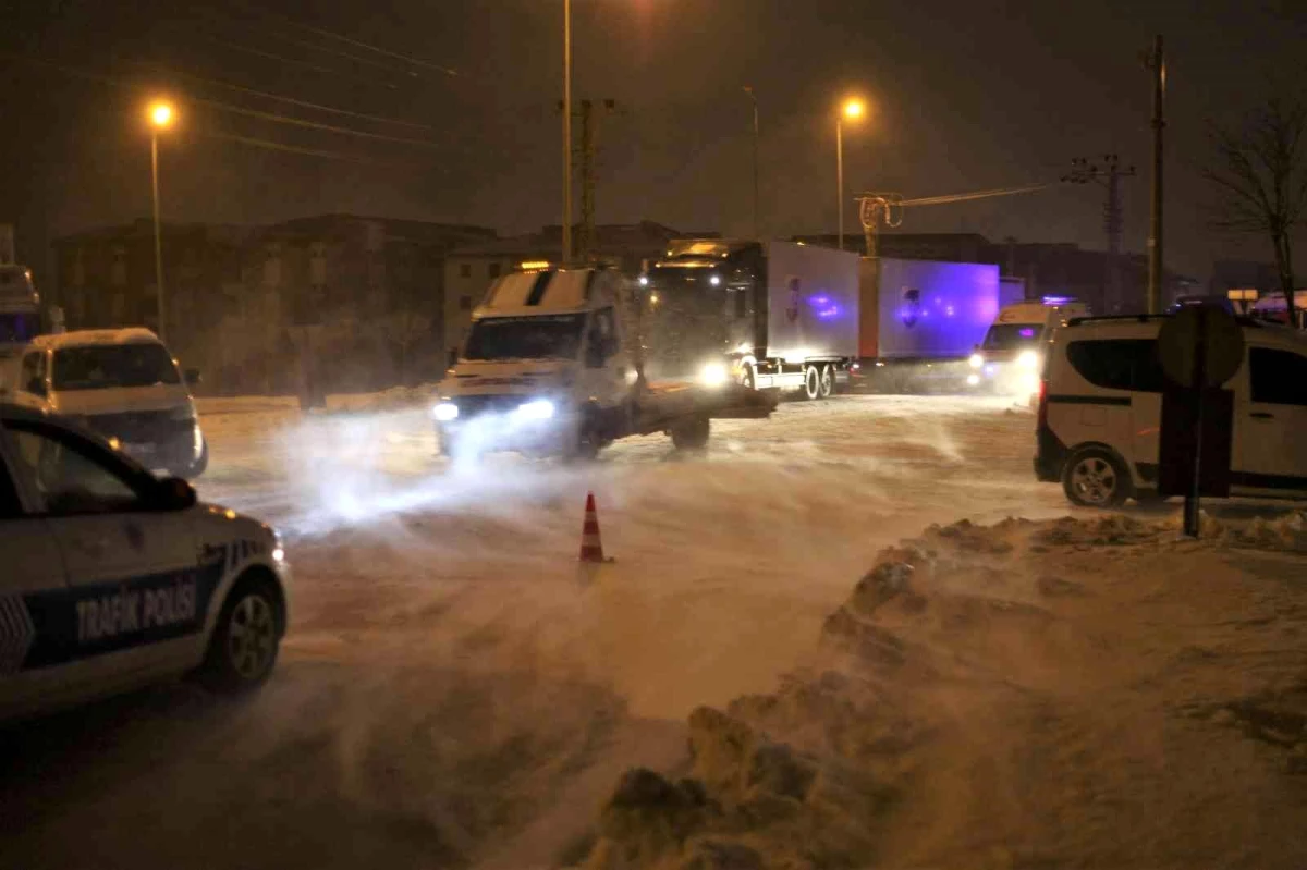 Konya\'yı çevre illere bağlayan yollar, tipi nedeniyle ulaşıma kapatıldı