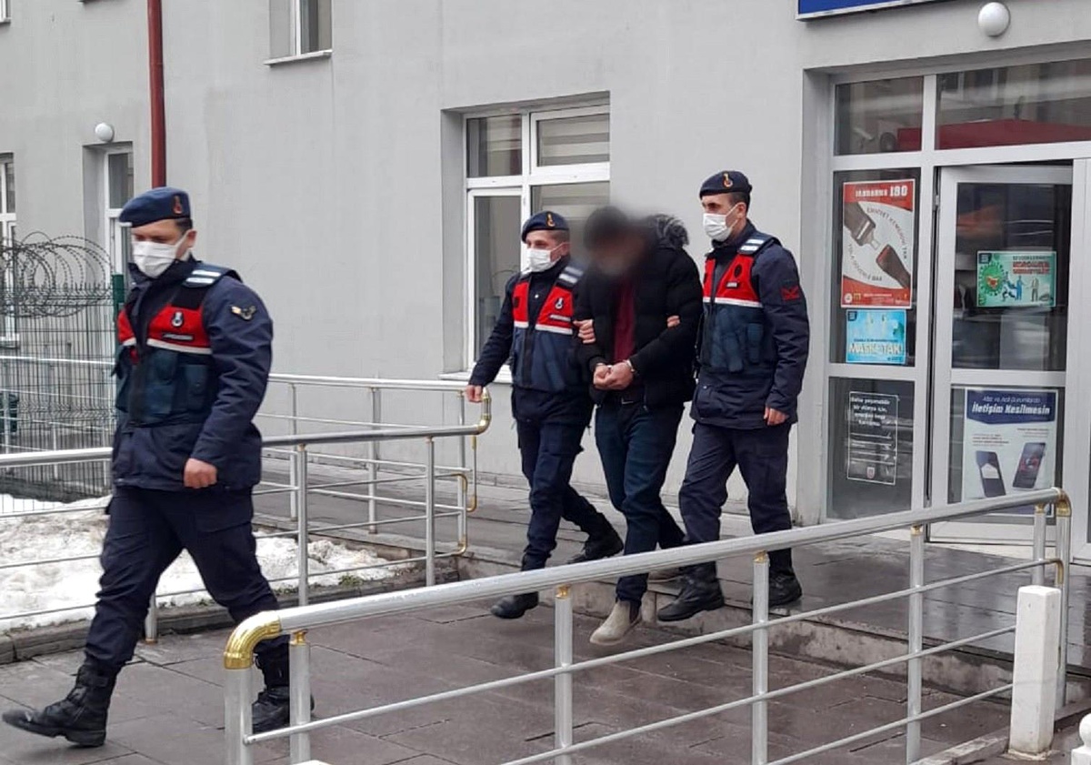 Köprünün korkuluk demirlerini çalan şahıslar, yakayı ele verdi