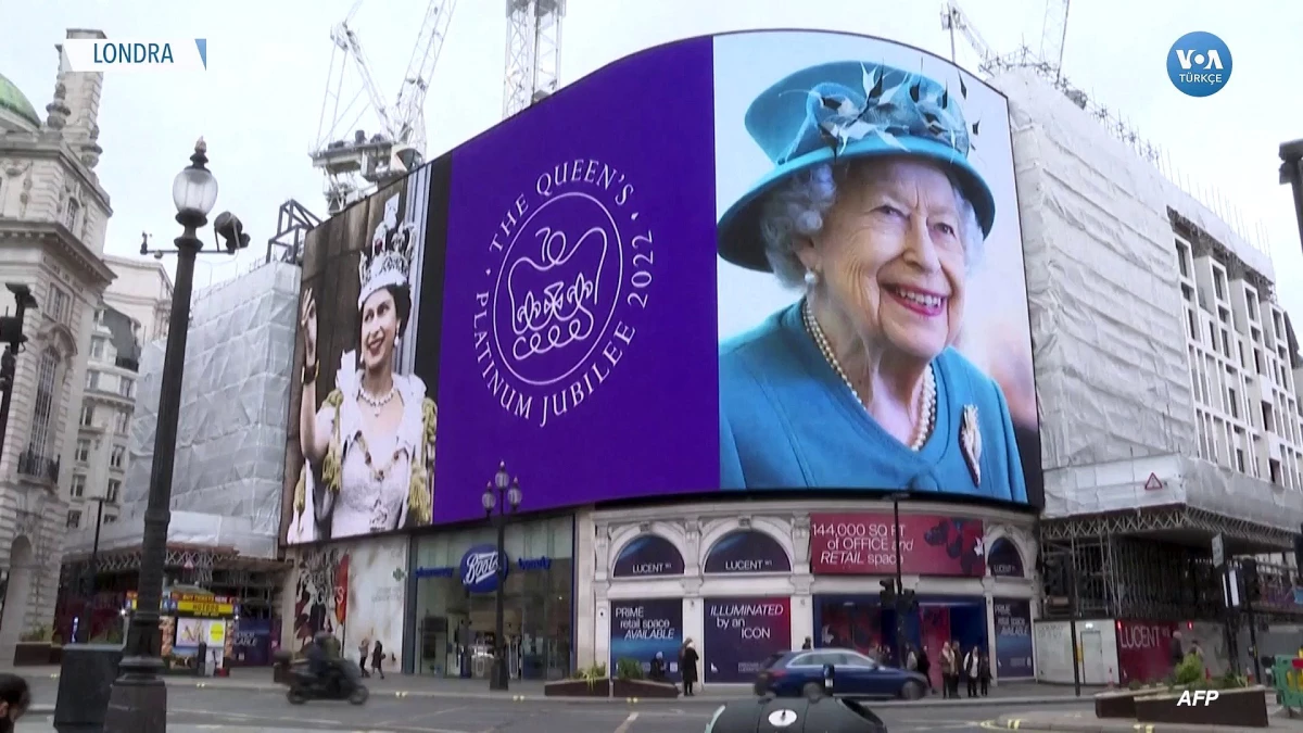 Londra Meydanları Kraliçe Elizabeth\'in Fotoğraflarıyla Süslendi