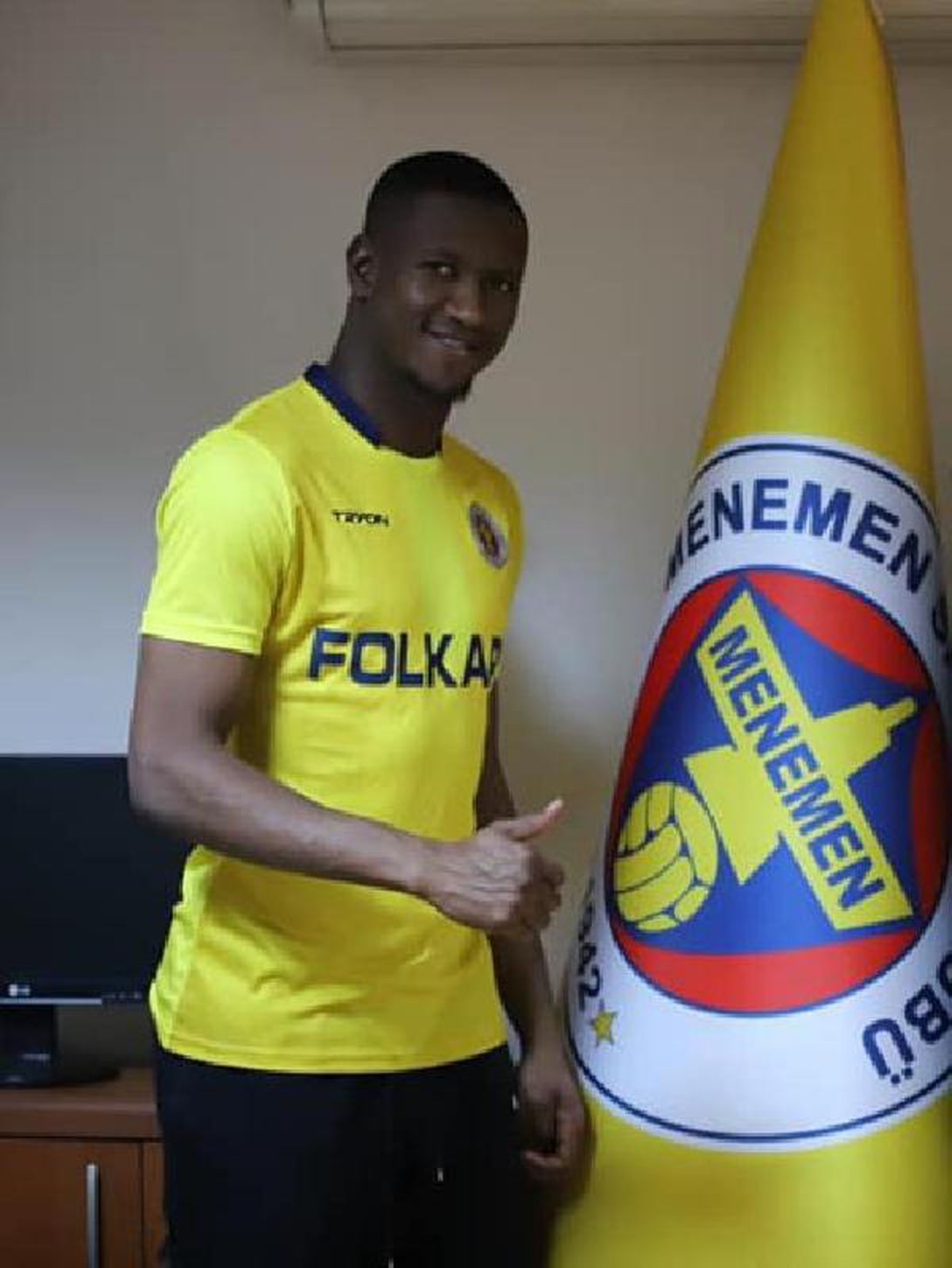 Menemenspor vitrini yeniledi