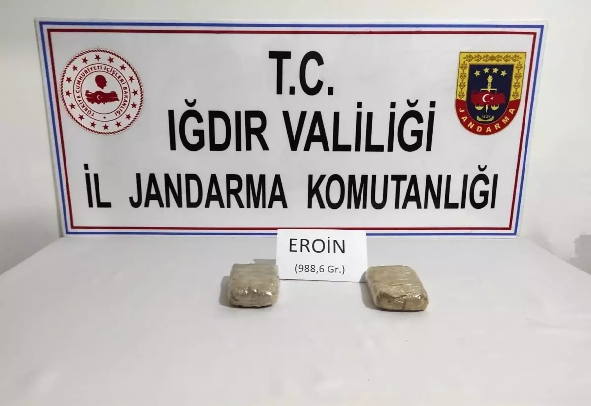 Yol kenarında 1 kilogram eroin bulundu