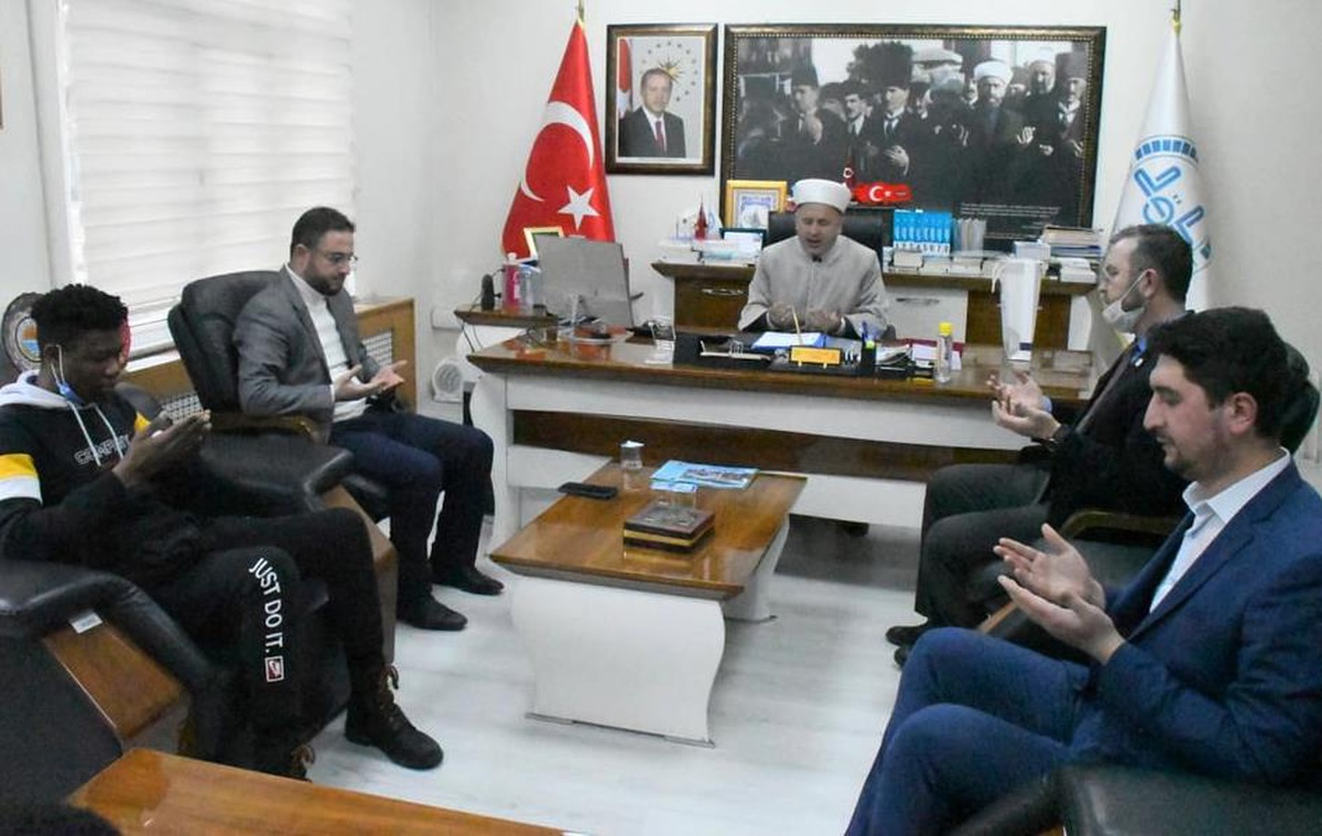 Müslüman arkadaşlarının arasındaki samimiyetten etkilenerek İslamiyet\'i seçti