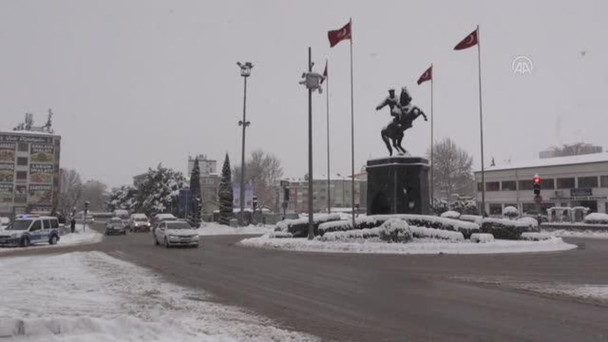 Niğde kent merkezinde kar kalınlığı 30 santimetreye ulaştı