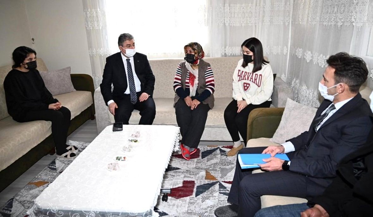 Osmaniye Valisi konuk olduğu ailelerin sorunlarına ortak oluyor