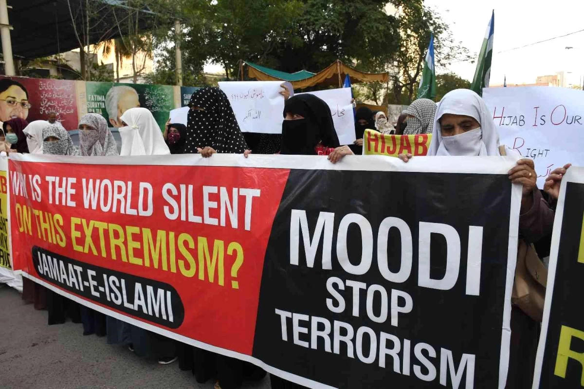 Pakistanlı kadınlardan Hindistan\'daki okullarda uygulanan başörtü yasağına karşı protesto