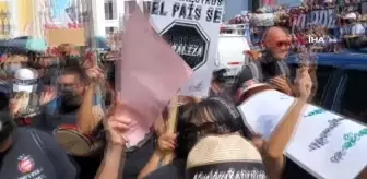 Porto Riko'da kamu çalışanları maaş zammı için sokağa indi