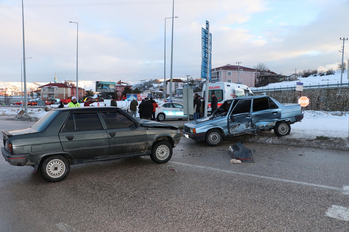 Samsun\'da iki otomobilin çarpışması sonucu 4 kişi yaralandı