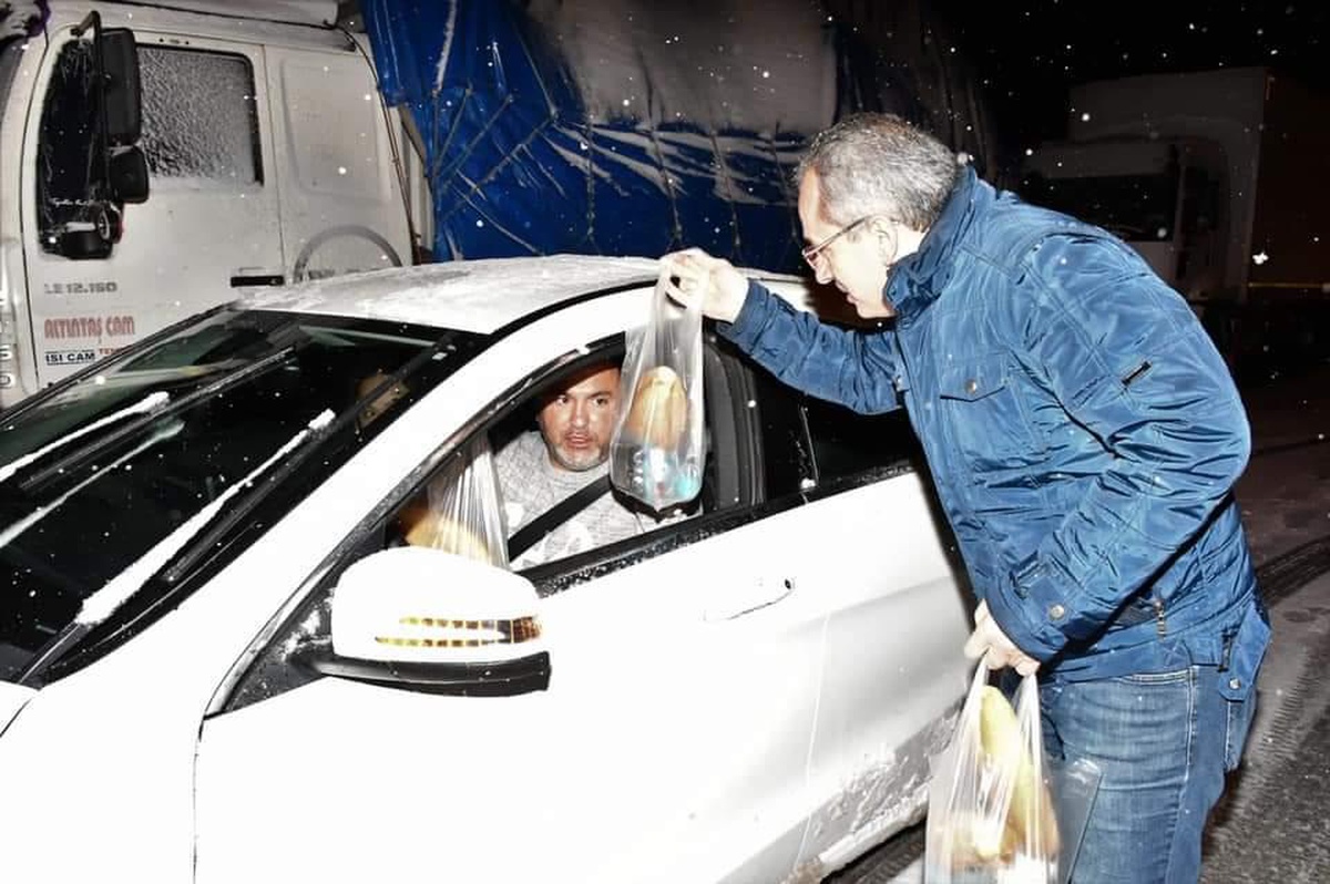 Seydişehir-Antalya kara yolunda mahsur kalanlara kumanya dağıtıldı