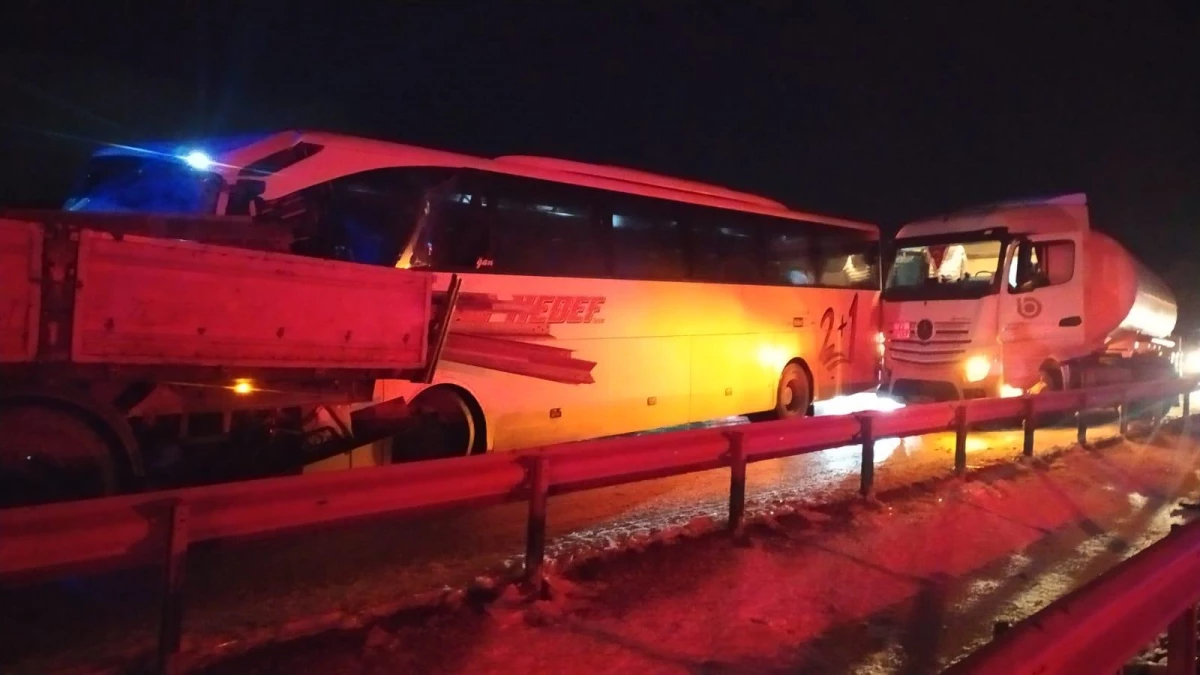 Son dakika gündem: Sivas\'ta yolcu otobüsü ile 2 tır çarpıştı, 1 kişi öldü, 14 kişi yaralandı