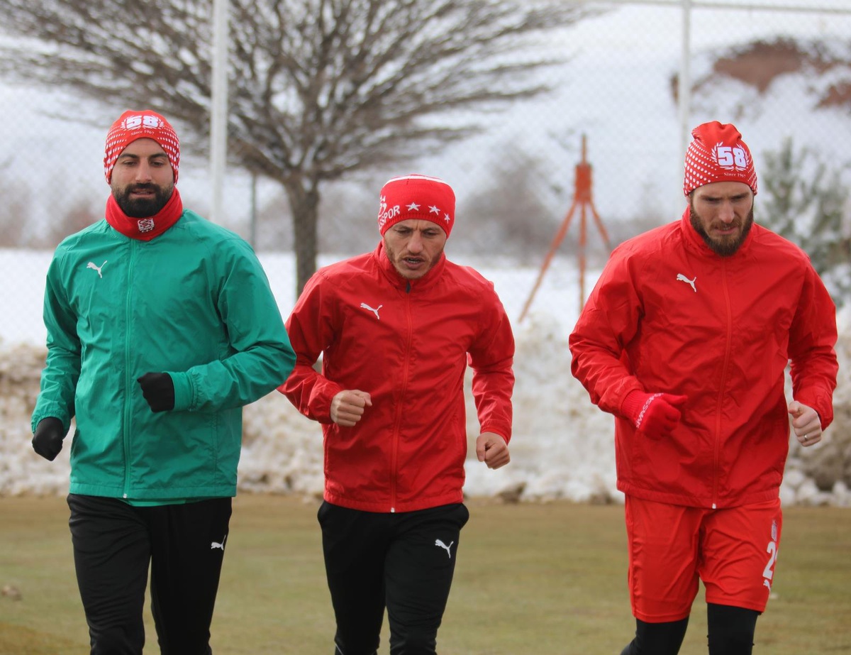 Sivasspor\'da hazırlıklar ara vermeden sürüyor