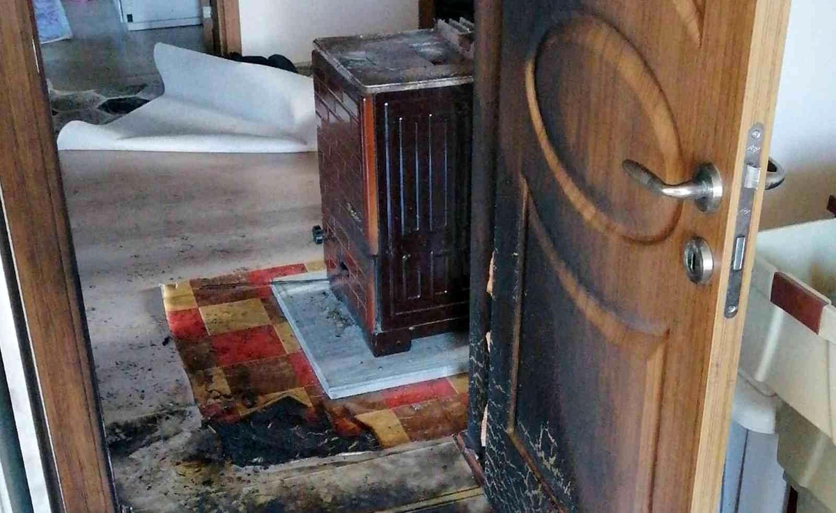 Sobanın yanına koyduğu çamaşırlar tutuştu, elinden yaralandı
