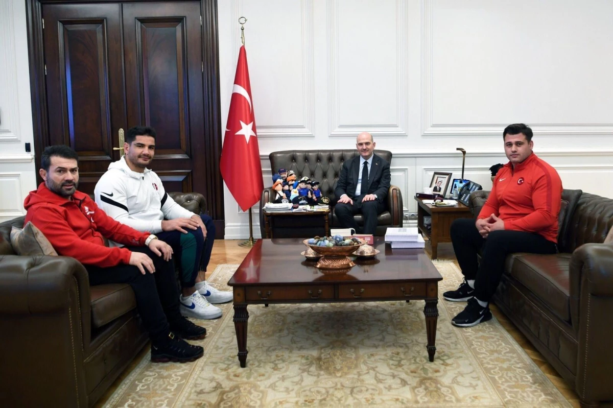 Soylu: "Milli güreşçilerimiz Taha Akgül ve Rıza Kayaalp ile antrenör Abdullah Çakmak misafirimiz"