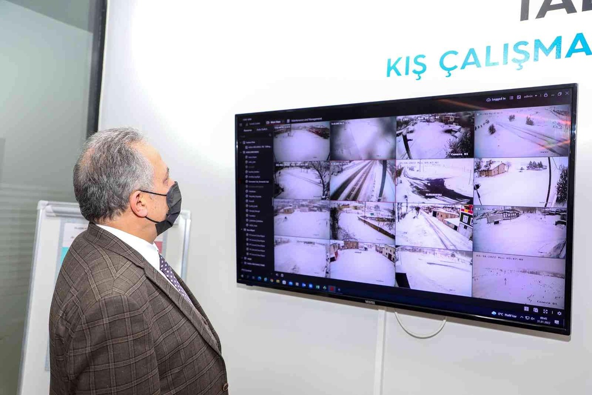 Talas\'ta belediye ekipleri kar temizleme çalışması yapıyor