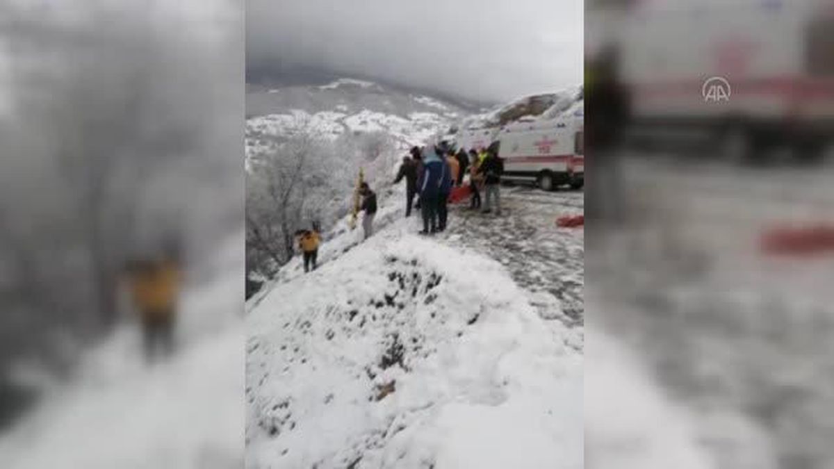 Uçuruma devrilen pikaptaki 5 kişi yaralandı