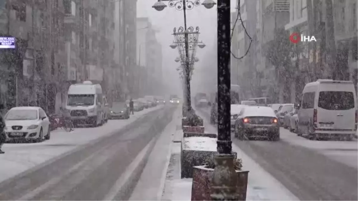 Van'da yoğun kar yağışı etkili olmaya devam ediyor