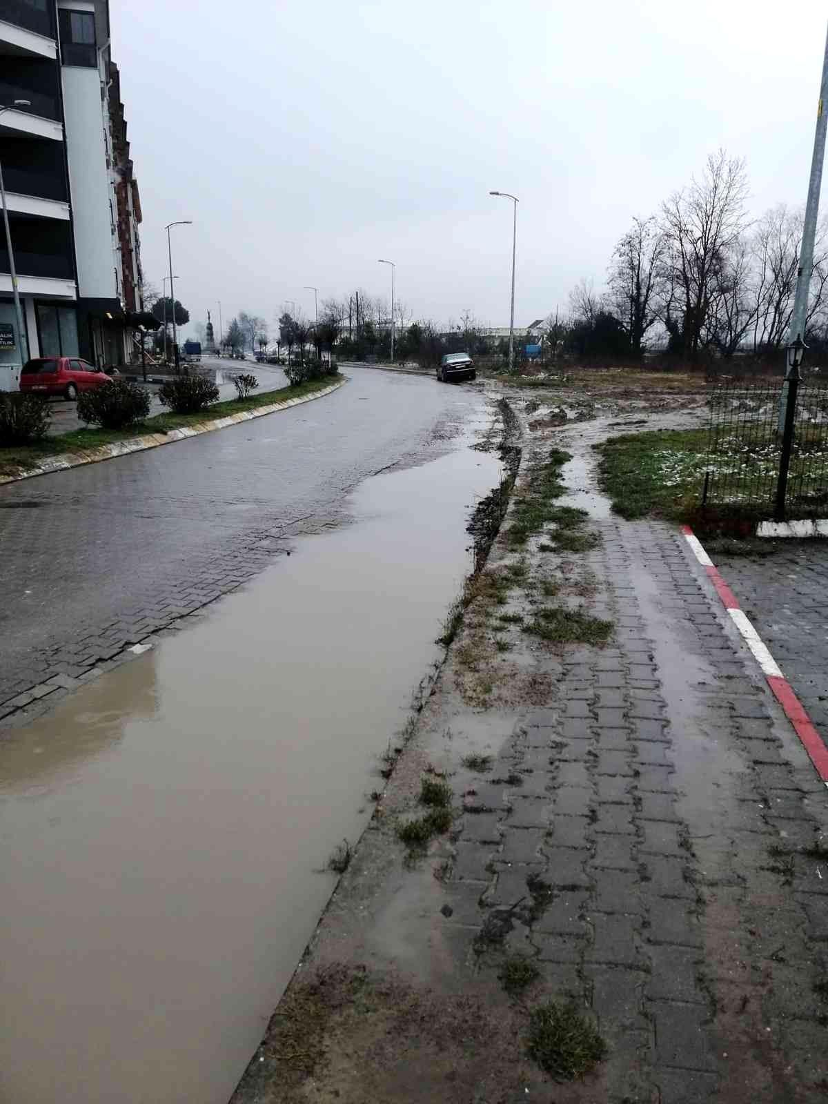 Vatandaş çamurlu yol tepkisine başkandan, \'Oradan yürümek zorunda olmadığınızı şimdilik siz de biliyorsunuz\' yanıtı