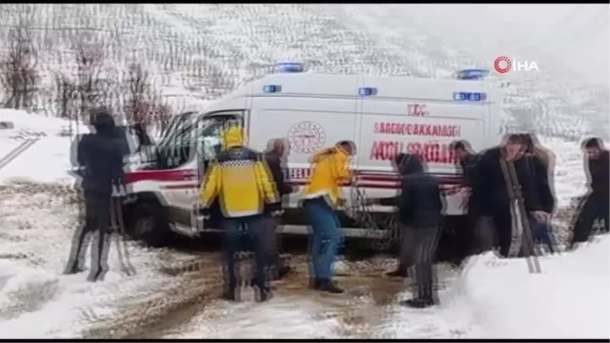 Son dakika haberi! Yolda mahsur kalan ambulansı köylüler kurtardı