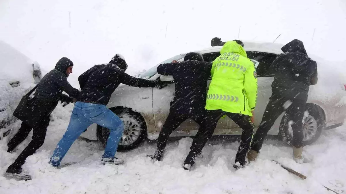 Son dakika... Yüksekova\'da kar hayatı felç etti, 8 araç zincirleme kaza yaptı