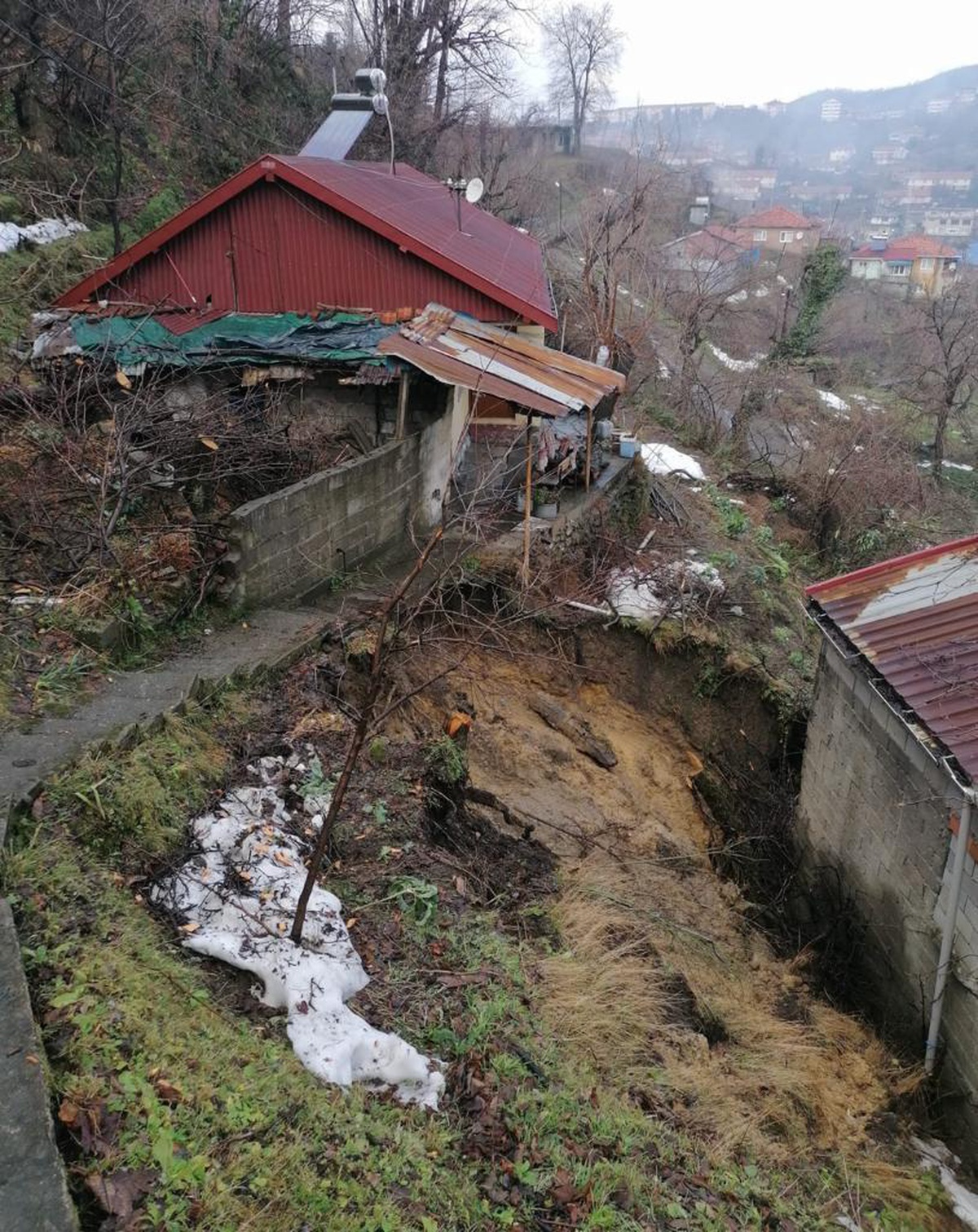 Zonguldak\'ta çatı hasarı ve toprak kayması nedeniyle 44 konut boşaltıldı