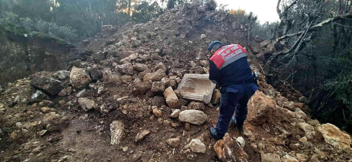 1\'inci derece sit alanında kaçak kazı yapan 11 şahıs suçüstü yakalandı