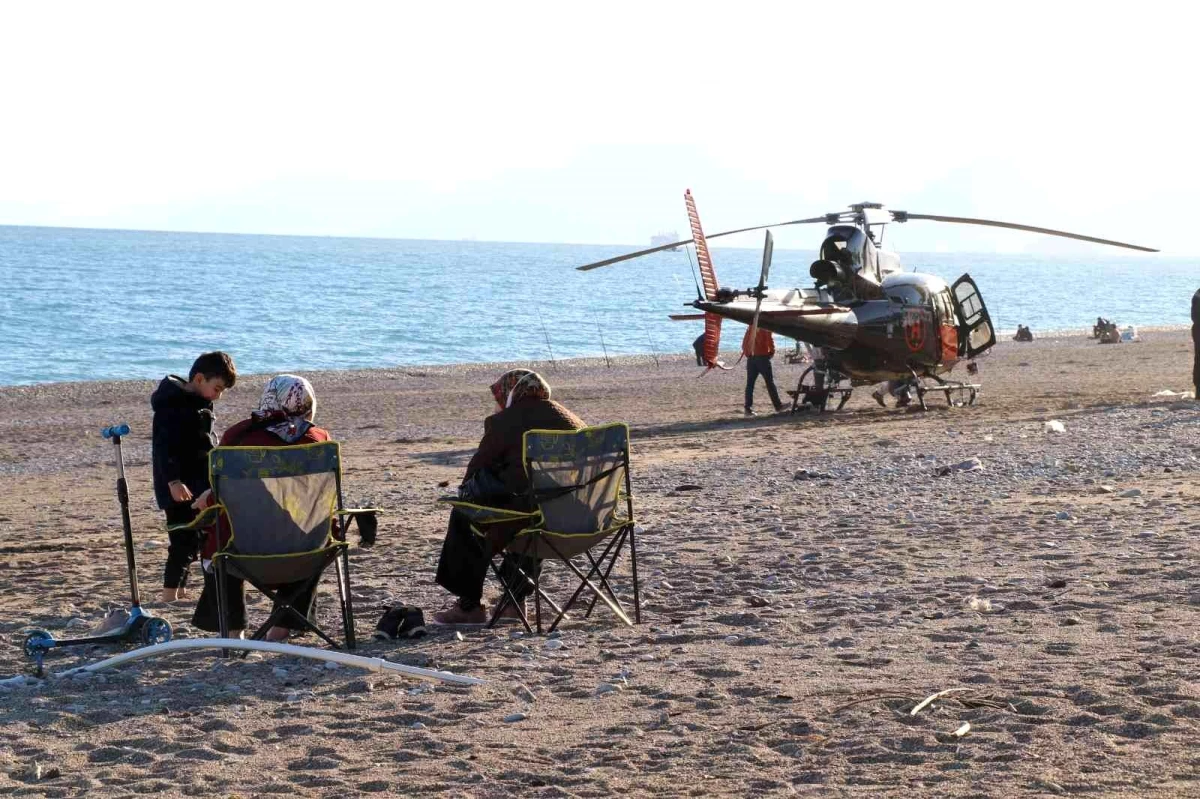 Antalya\'da motor arızası nedeniyle sahile acil iniş yapan helikopter onarıldı