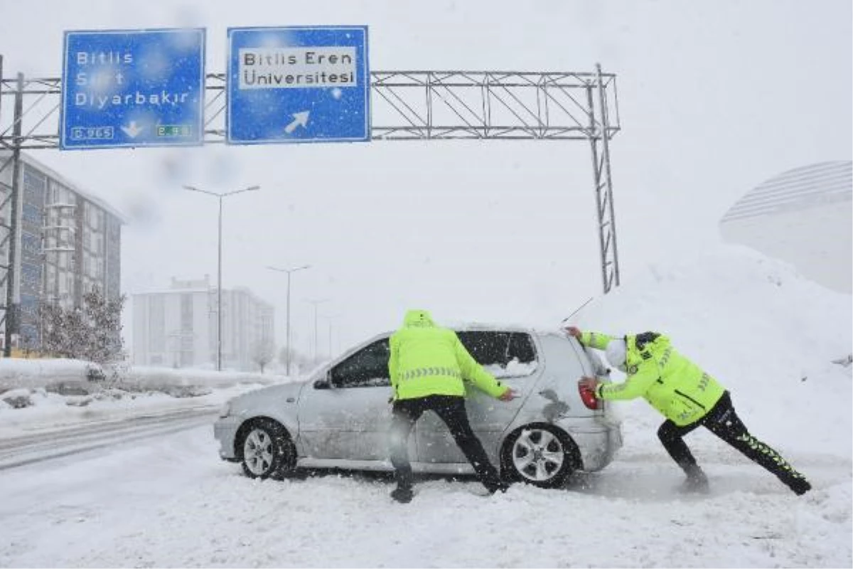 Son dakika haberi | BİTLİS\'TE TRAFİK POLİSLERİ, YOĞUN KARDA MESAİDE