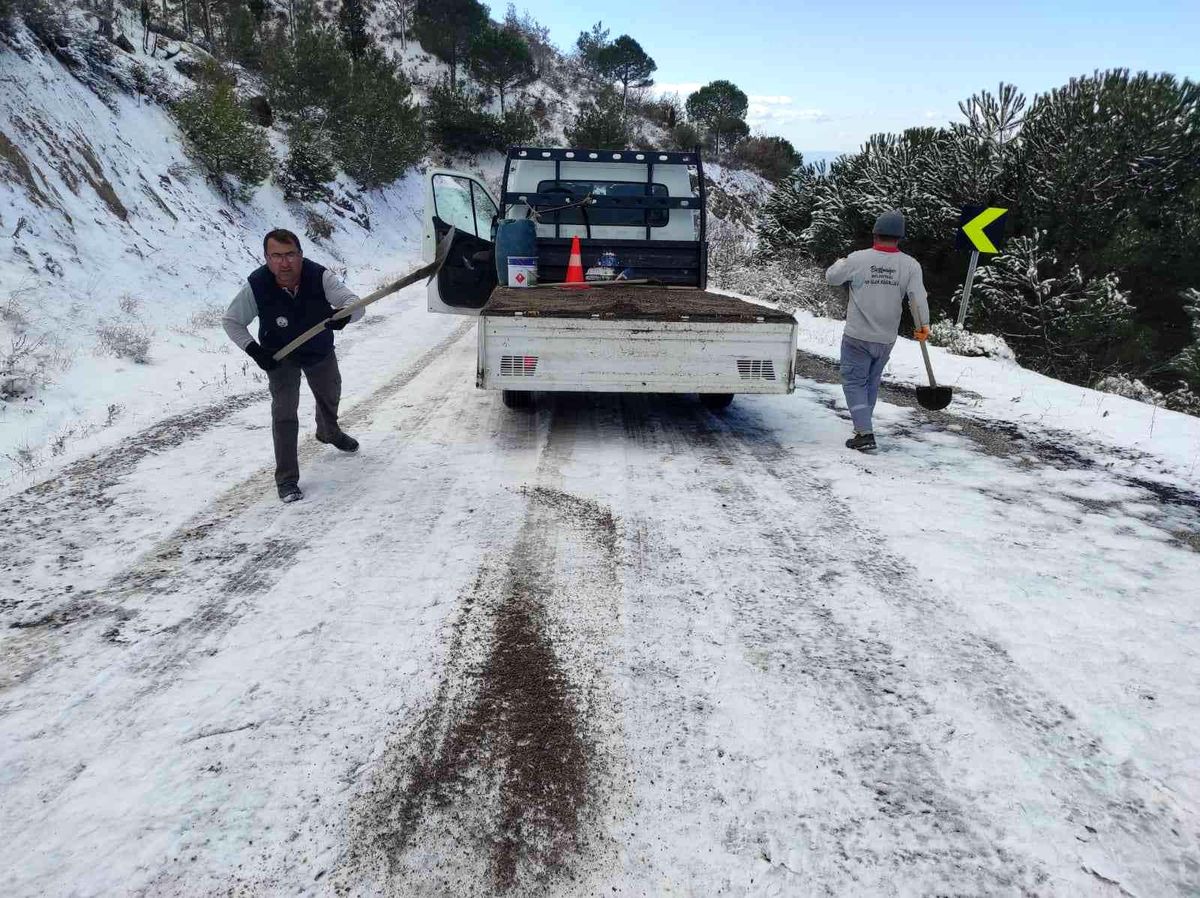 Burhaniye\'de karlı yollar açılıyor