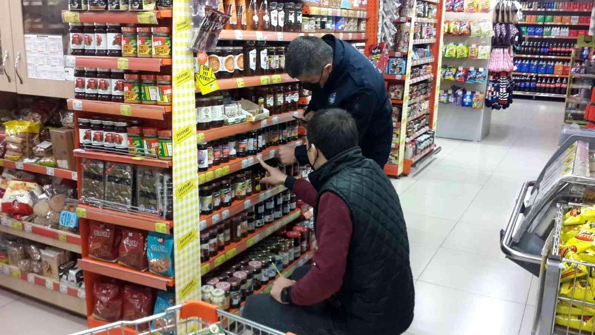 Zabıta ekiplerinden 78 iş yeri hakkında "haksız kazanç" tutanağı