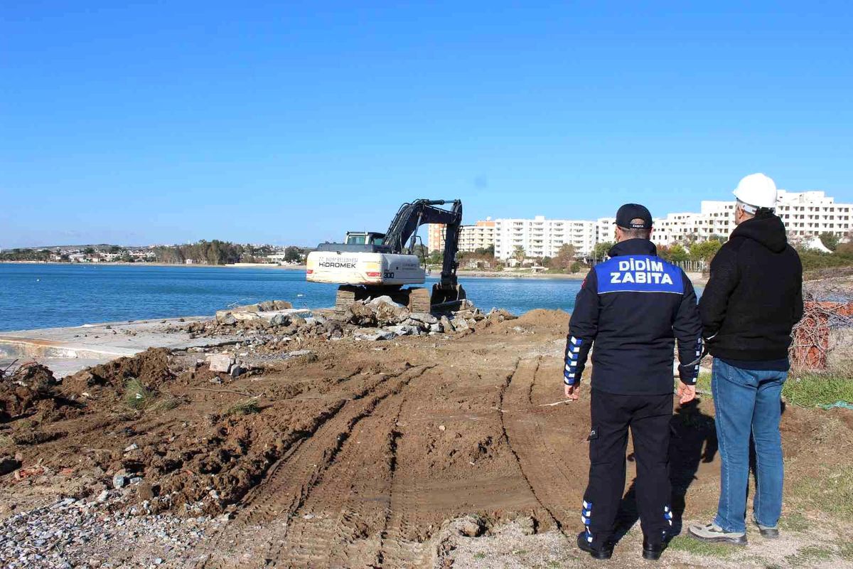 Didim\'de kaçak yapılar yıkılıyor