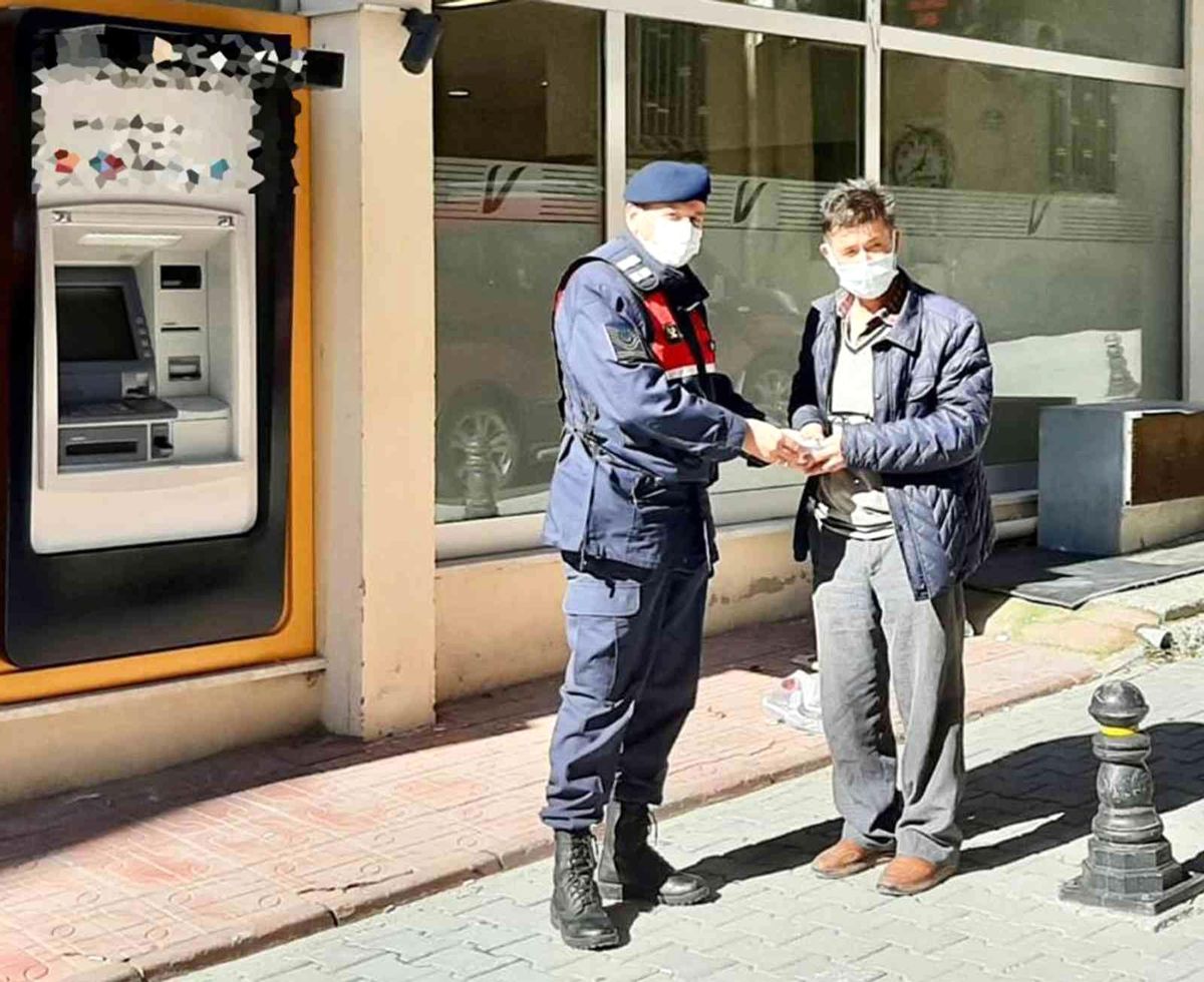 Dolandırıcılara para yatırırken Jandarma engelledi