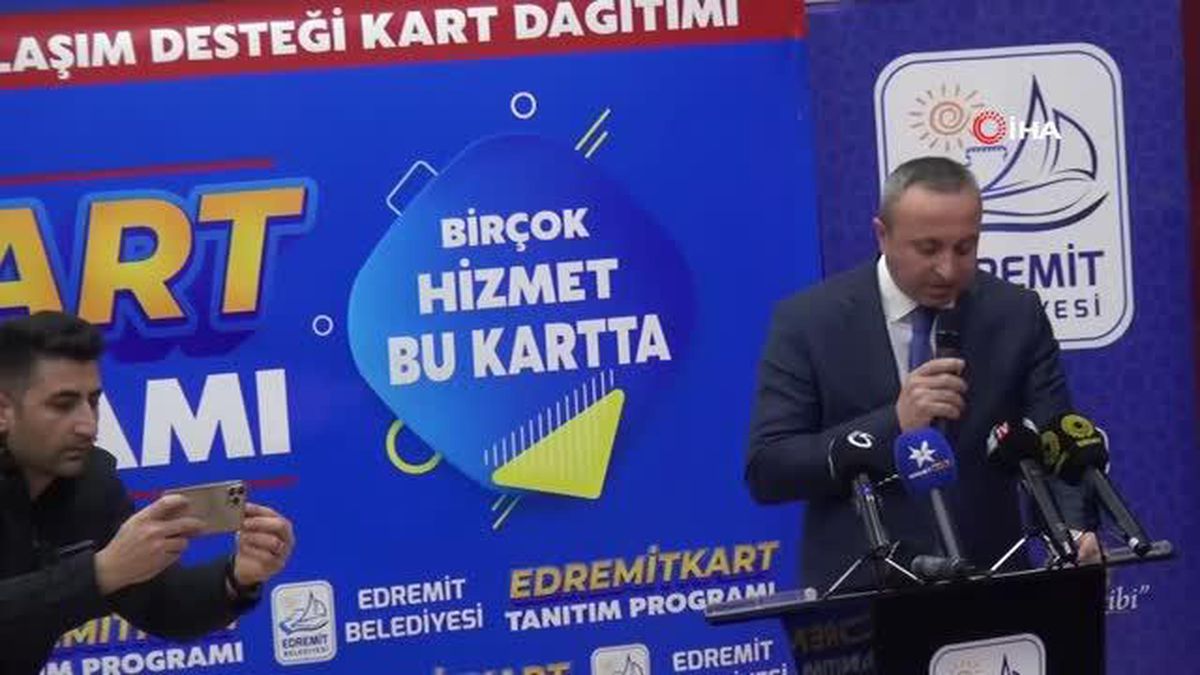 Edremit Belediyesi'nden öğrencilere ücretsiz ulaşım kartı