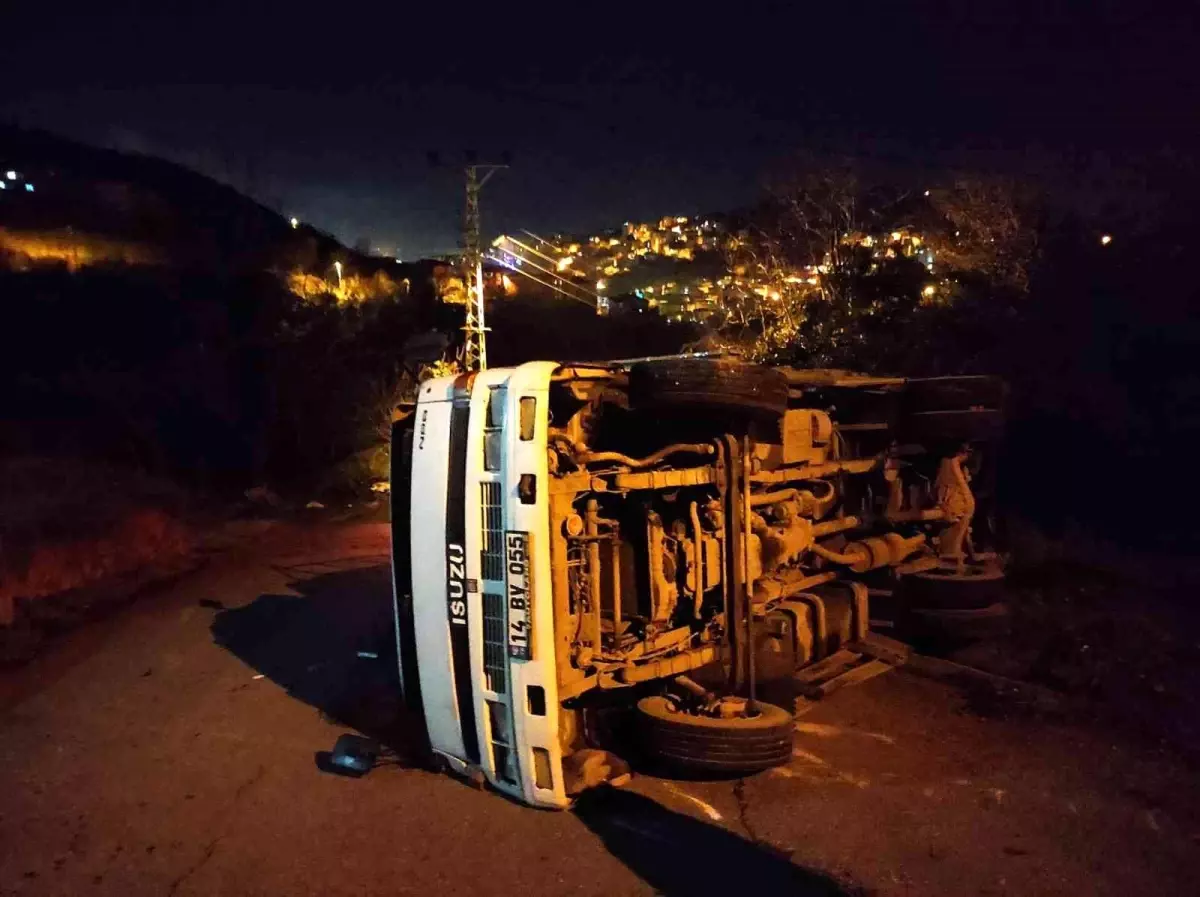 Freni boşalan kamyon yan yattı