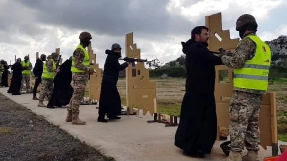 Rahipler askerlerden silah eğitimi aldı!