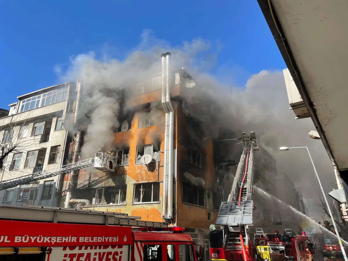 İstanbul\'da tekstil malzemesi imalathanesinde çıkan yangın söndürüldü
