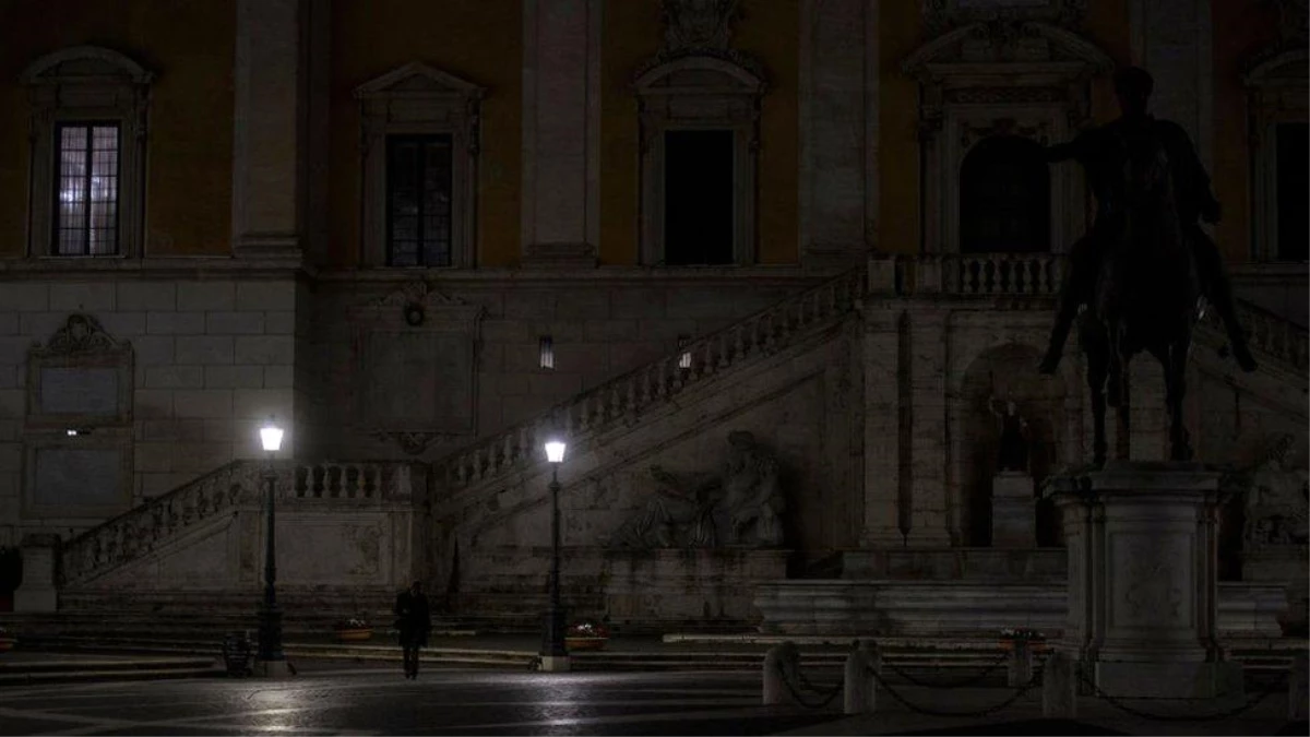 İtalya\'da belediyeler enerji faturalarındaki artışı protesto etmek için anıtların ışığını söndürdü