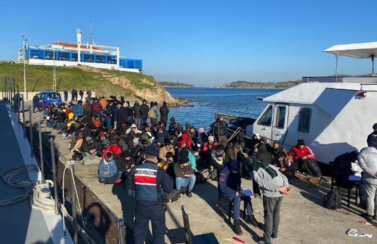İzmir\'de tekneye İHA\'lı operasyon; 197 göçmen, 10 organizatör yakalandı