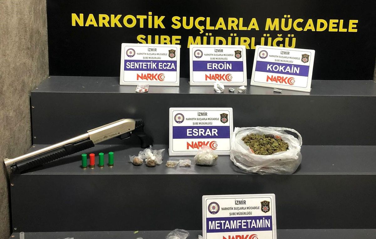 Son dakika haberi! İzmir polisinden torbacılara eş zamanlı operasyon: 2 gözaltı