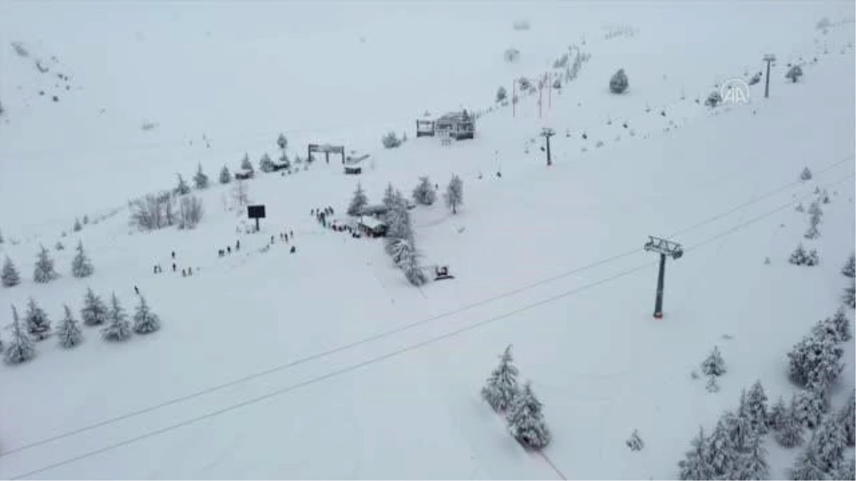 Kar kalınlığının 2 metreye ulaştığı Davraz\'da kayak sezonunun uzaması bekleniyor