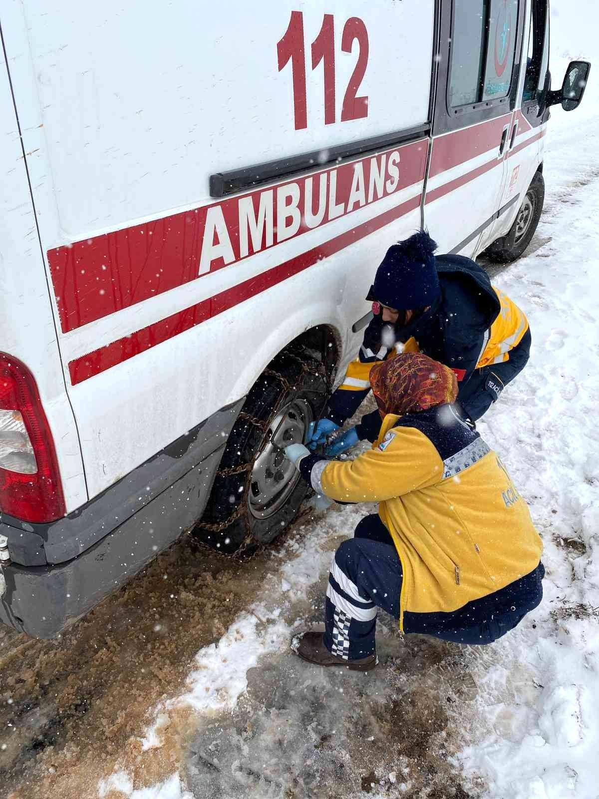Kara saplanan ambulansa kadın sağlık çalışanları zincir taktı