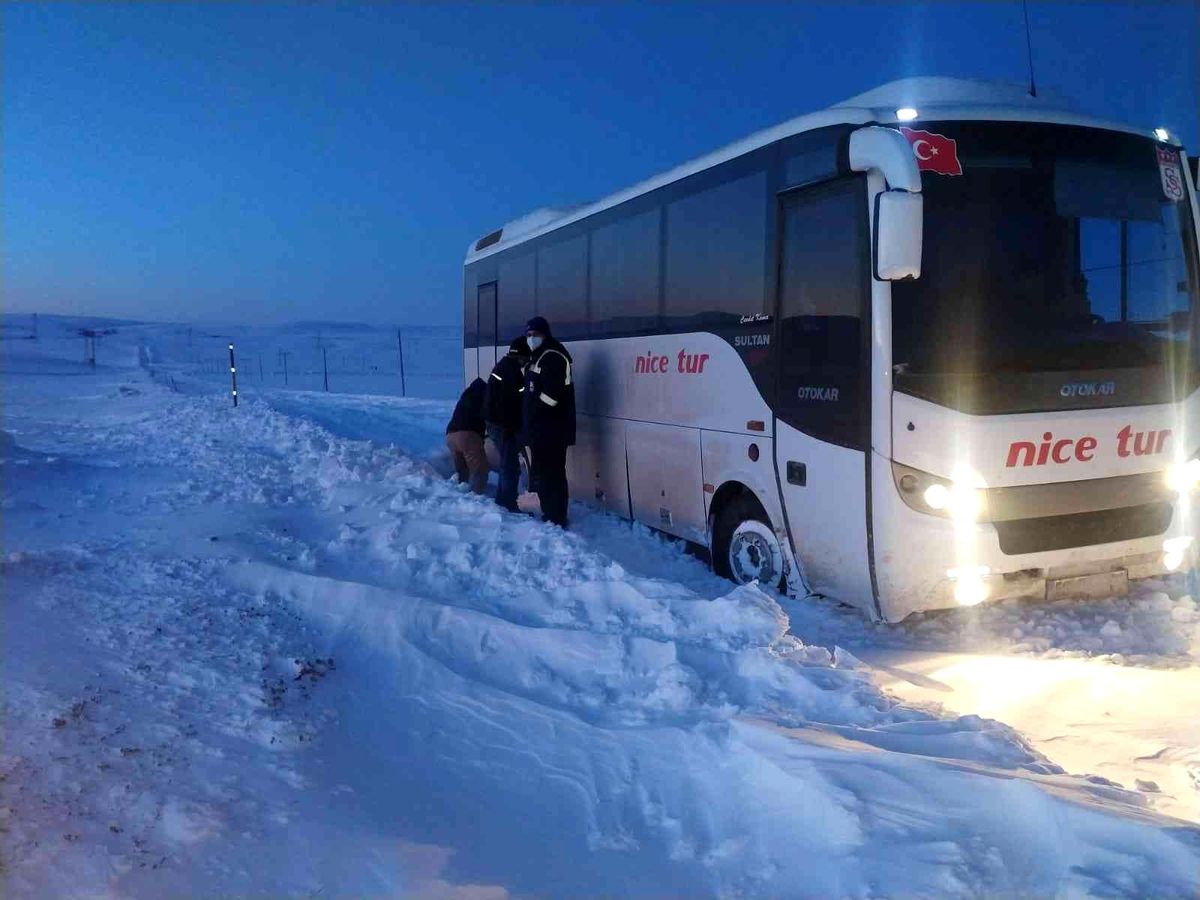 Midibüsler mahsur kaldı, ekipler kurtardı