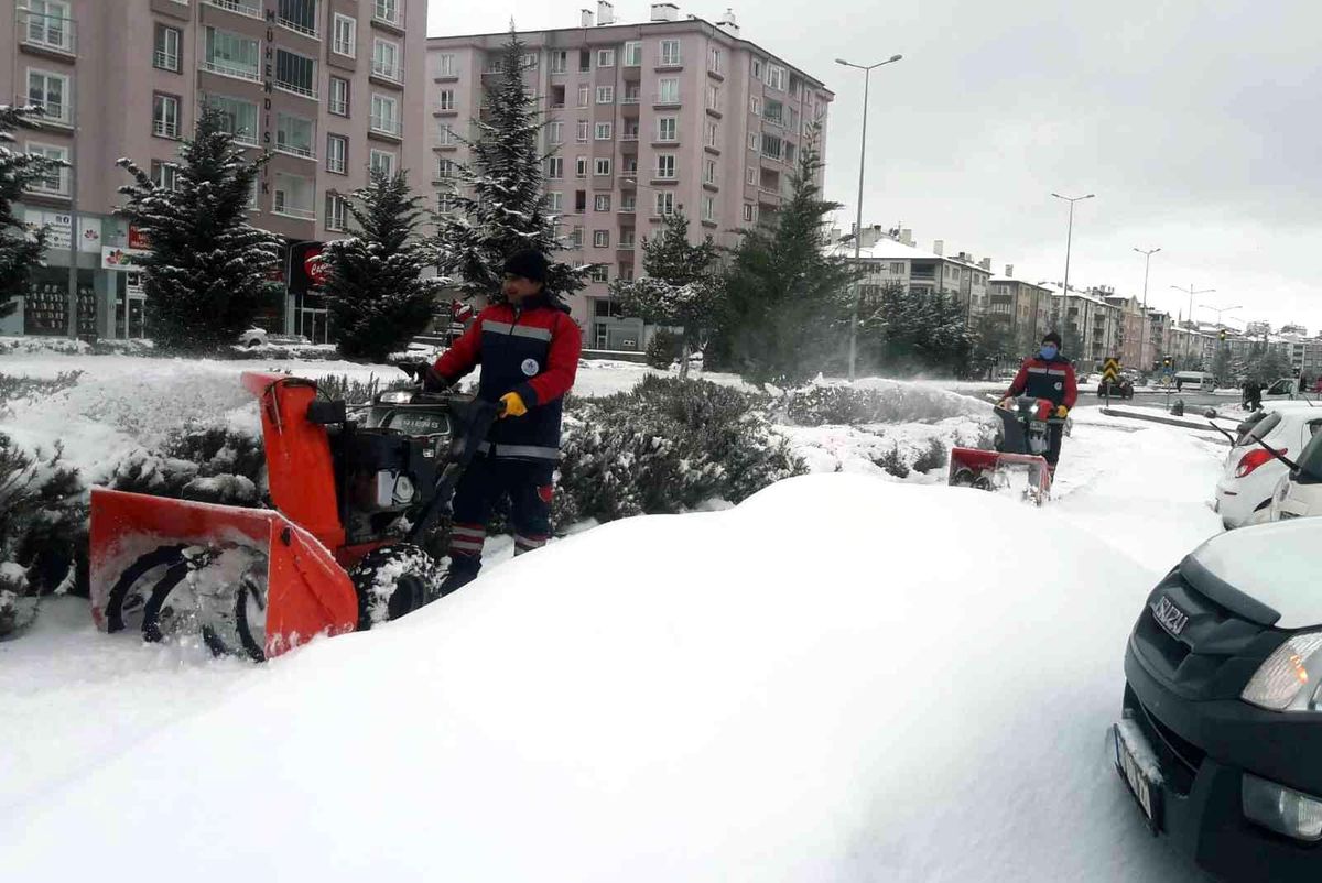 Nevşehir\'de kar temizleme ve tuzlama devam ediyor