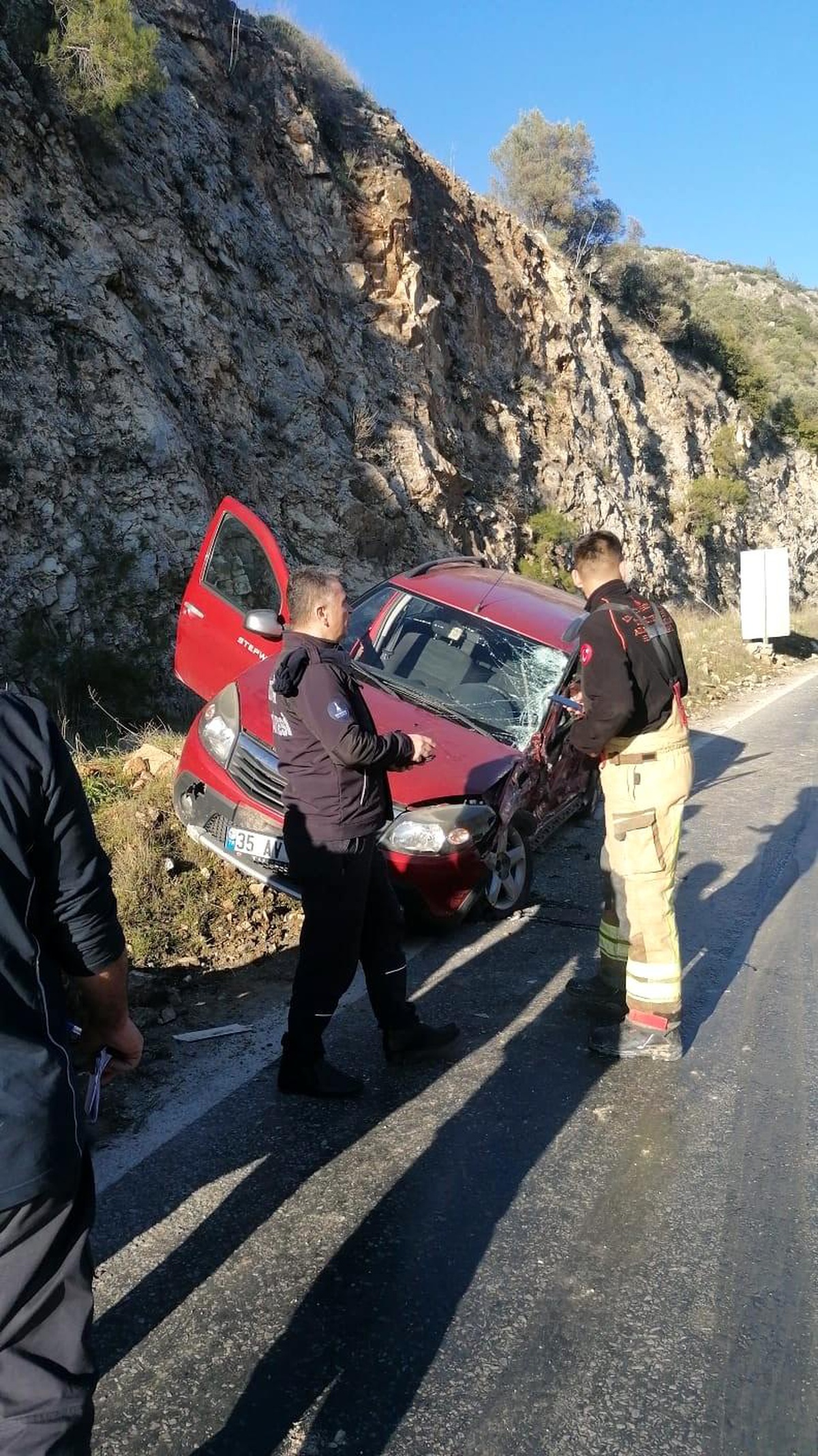 Otomobil ile kamyonet çarpıştı: 3 yaralı