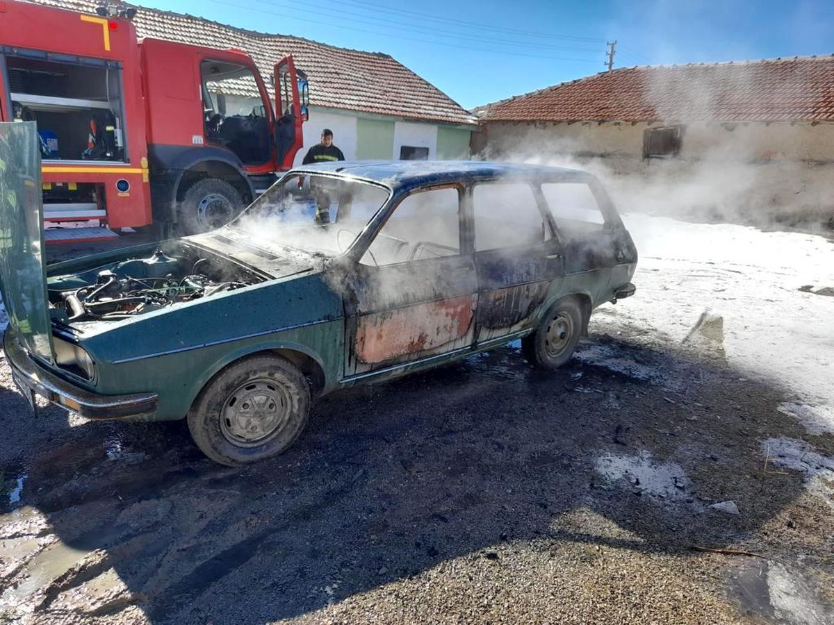 Park halindeki otomobil yanarak kullanılamaz hale geldi