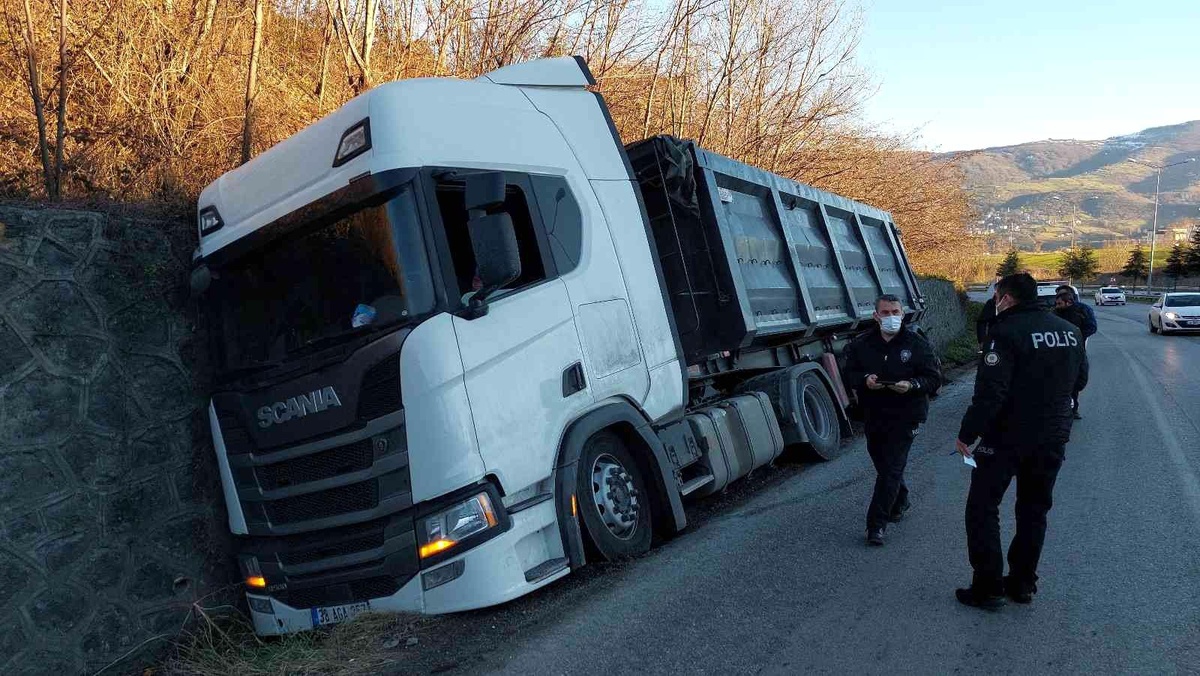 Samsun\'da yoldan çıkan tır su kanalına devrildi